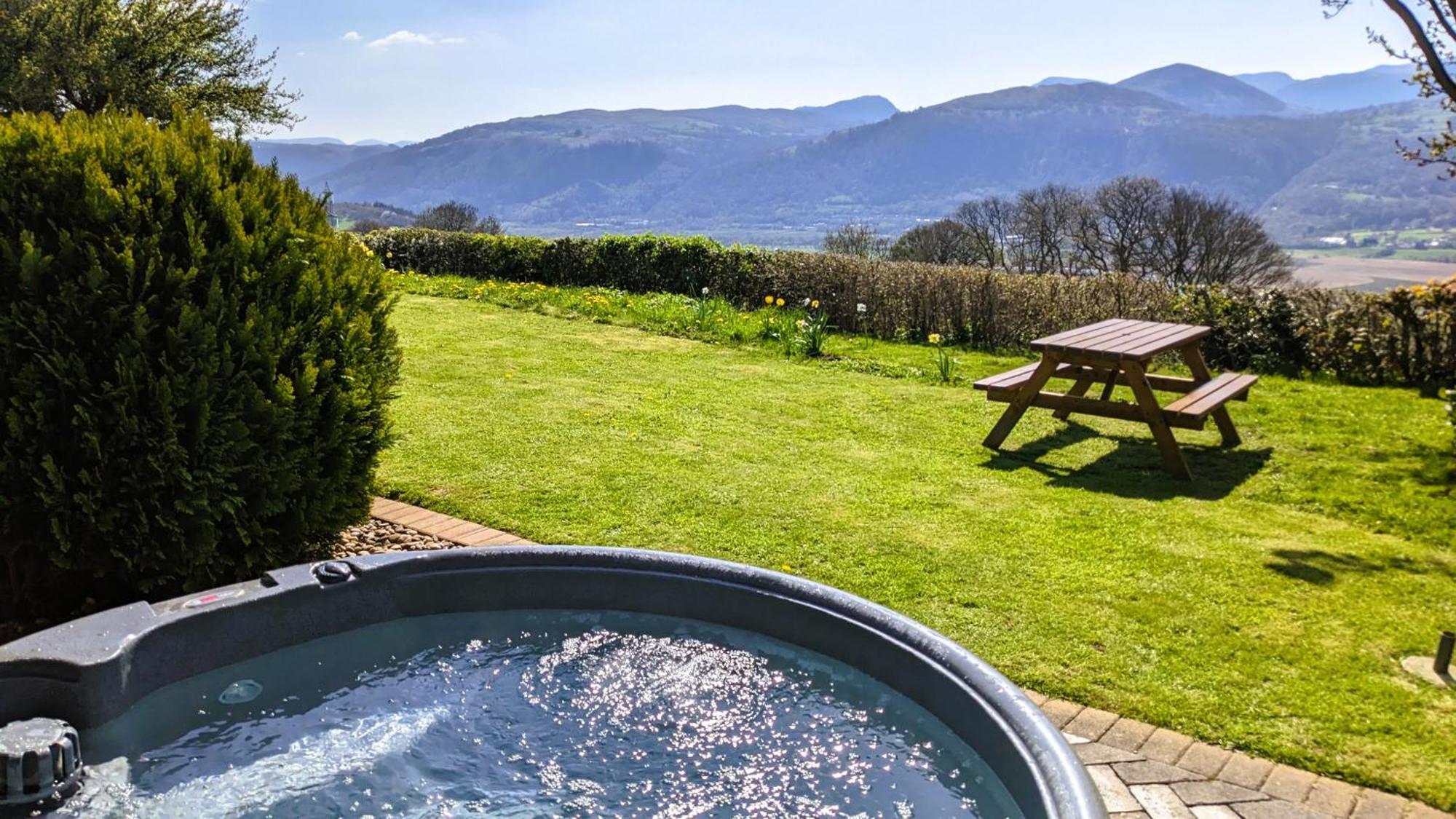 Laurel - Pet-Friendly Cottage With Indoor Pool, Hot Tub & Panoramic Snowdonia Views Colwyn Bay Zewnętrze zdjęcie
